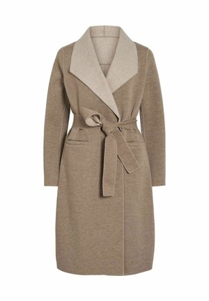 Cappotto avvolgente beige in lana con un colletto a contrasto color marrone chiaro, cintura in vita e due tasche laterali. Texture morbida; maniche lunghe.