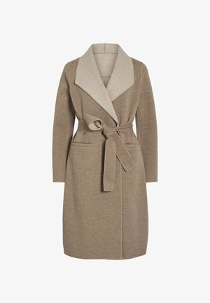 Bež kaput od vune s kontrastnim svijetlosmeđim ovratnikom, vezicom u struku i dva bočna džepa. Mekana tekstura; duži rukavi.