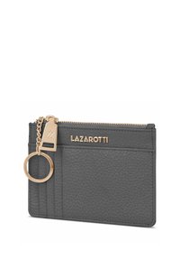Cartera de tarjetas de cuero gris con cremallera dorada, anclaje para llavero y compartimentos para tarjetas. Superficie texturizada con detalle de logo en relieve.