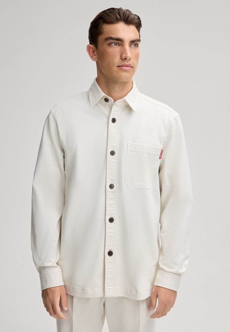 Witte overhemd met knopen, gemaakt van gestructureerde stof, voorzien van een borstzak, donkere knopen en een casual pasvorm.