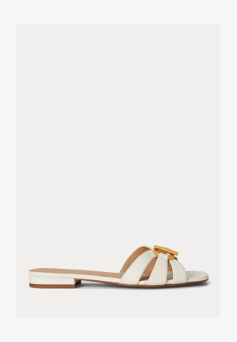 Άσπρο πέδιλο slide με τρεις δερμάτινες λουρίδες και μια διακοσμητική αγκράφα σε στιλ μπαμπού σε χρυσό, σε άσπρο φόντο.