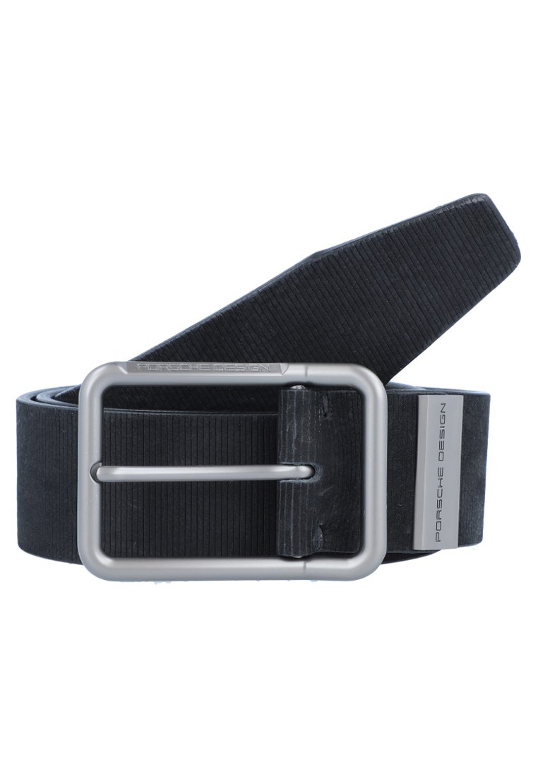 Cinturón negro con una correa de tela texturizada, que presenta una hebilla rectangular plateada y un acento metálico con la marca "Porsche Design".