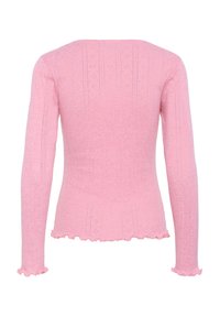 Roze langslievend aansluitend shirt met subtiele verticale patronen en gerimpelde randen op de mouwen en onderkant, van achteren gezien.