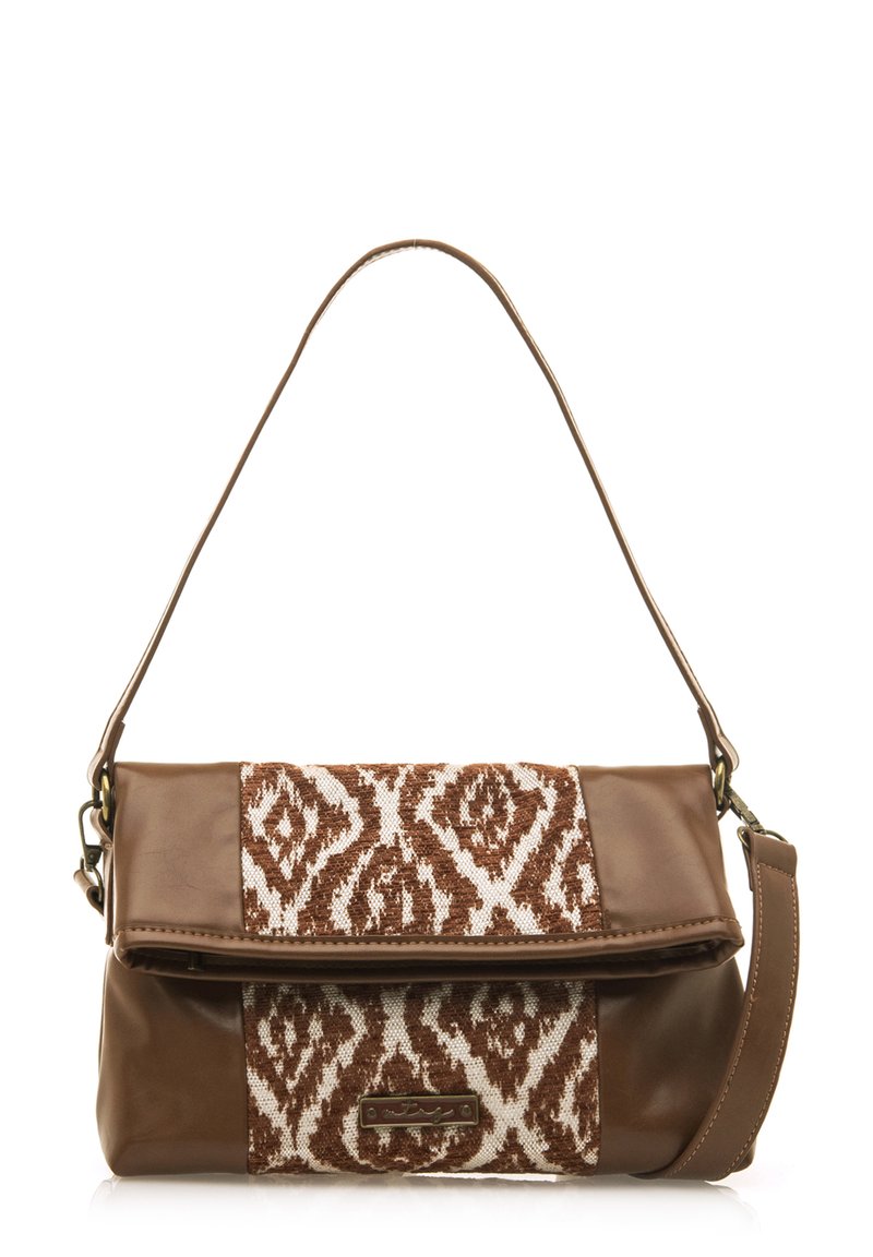 Borsa a spalla in pelle marrone con una parte anteriore in tessuto intrecciato caratterizzata da un motivo geometrico nei colori marrone e crema. Include una tracolla removibile.