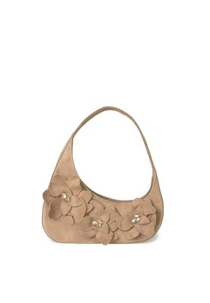 Pequeño bolso de ante beige con una sola correa de hombro, decorado con tres grandes apliques de flores con centros de cuentas agrupadas.