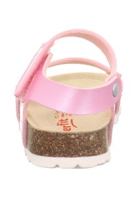 Rosa Sandalen mit glänzendem synthetischem Obermaterial und verstellbarem Riemen, ausgestattet mit einer Kork-Fußbett und einer weißen Gummisohle.