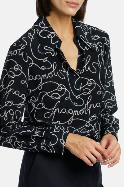 Blusa nera con design a motivi di corda bianchi, colletto con chiusura a bottoni, maniche lunghe e tessuto morbido e leggero.