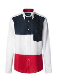 Camisa de botones con un diseño a bloques de color: secciones en azul marino, blanco y rojo, con un bolsillo en el pecho, textura de denim y cuello contrastante.
