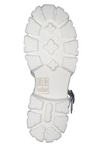 Valkoinen kuminen kengänpohja, jossa on karhea kulutuspinta, jossa on kuusikulmaisia ja ristikkäisiä muotoja pitoon, sekä kohokuvioidut brändi- ja kokotiedot.