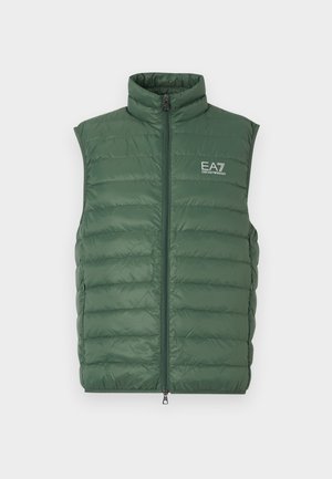 Chaleco acolchado verde con cuello alto, diseño acolchado y cremallera frontal. Presenta el logo EA7 en el lado izquierdo. Material ligero.