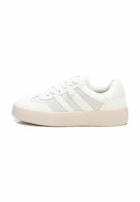 Zapatillas de lona blancas con acentos gris claro, punta redonda, diseño con cordones, suela de goma texturizada y tres franjas distintivas a los lados.