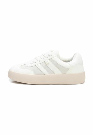 Zapatillas de lona blancas con acentos gris claro, punta redonda, diseño con cordones, suela de goma texturizada y tres franjas distintivas a los lados.