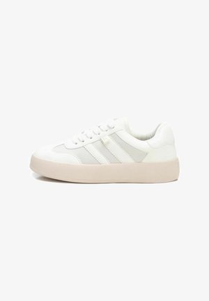 Zapatillas de lona blancas con acentos gris claro, punta redonda, diseño con cordones, suela de goma texturizada y tres franjas distintivas a los lados.