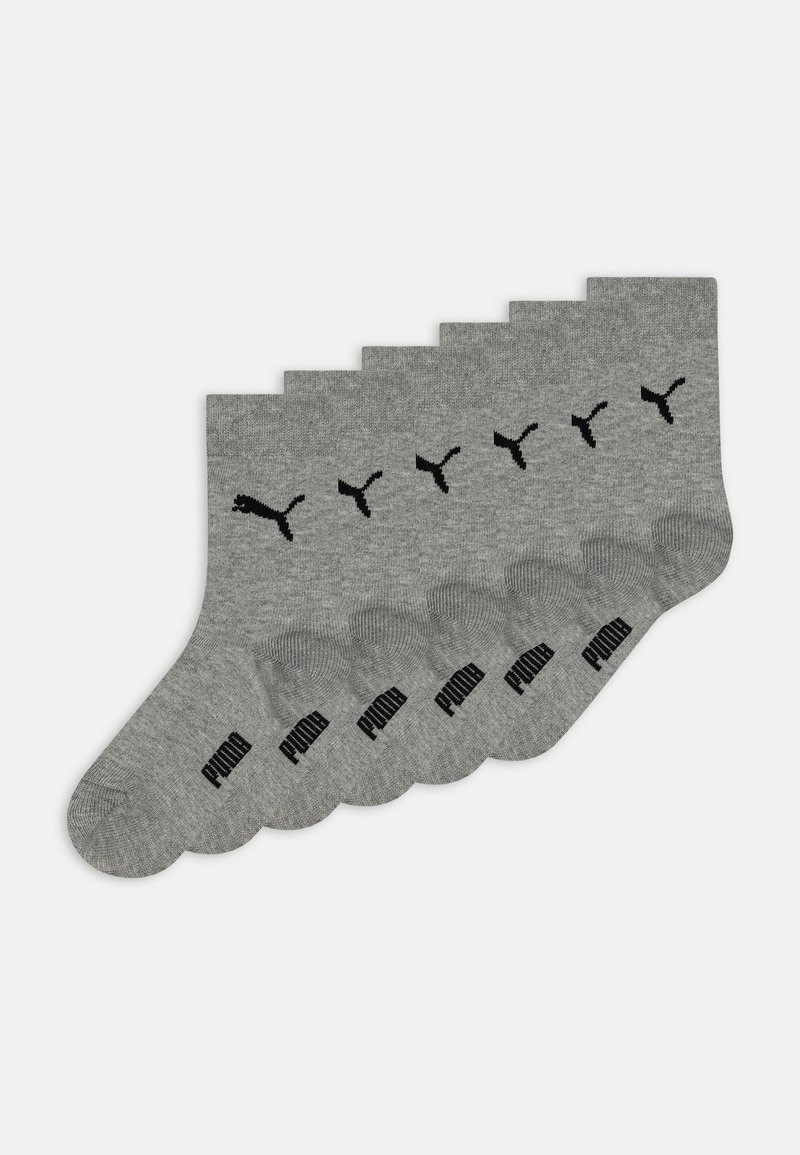 Cinco pares de meias cinzas feitas de um material de malha suave, com logótipos pretos da Puma nas partes superiores e nas pontas.