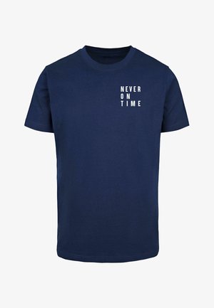 NEVER ON TIME TEE - Nyomott mintás póló - light navy