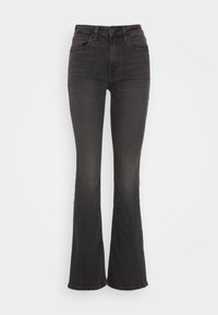 Jeans negros acampanados de denim; cintura alta con cinco bolsillos, cierre de cremallera y botón; la textura desgastada realza el diseño general.