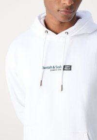 Scotch & Soda RELAXED FIT ARTWORK HOODIE - Felpa con cappuccio - white