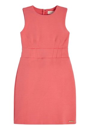 Koralfarvet ærmeløs kjole med figursyet design, der har lynlås bagpå, taljerynker og en lille logoaccent ved kanten. Glat tekstur.