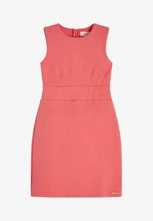 Koraal kleurige mouwloze jurk met een getailleerd ontwerp, voorzien van een rits aan de achterkant, plooien in de taille en een klein logo-accent bij de zoom. Soepele textuur.
