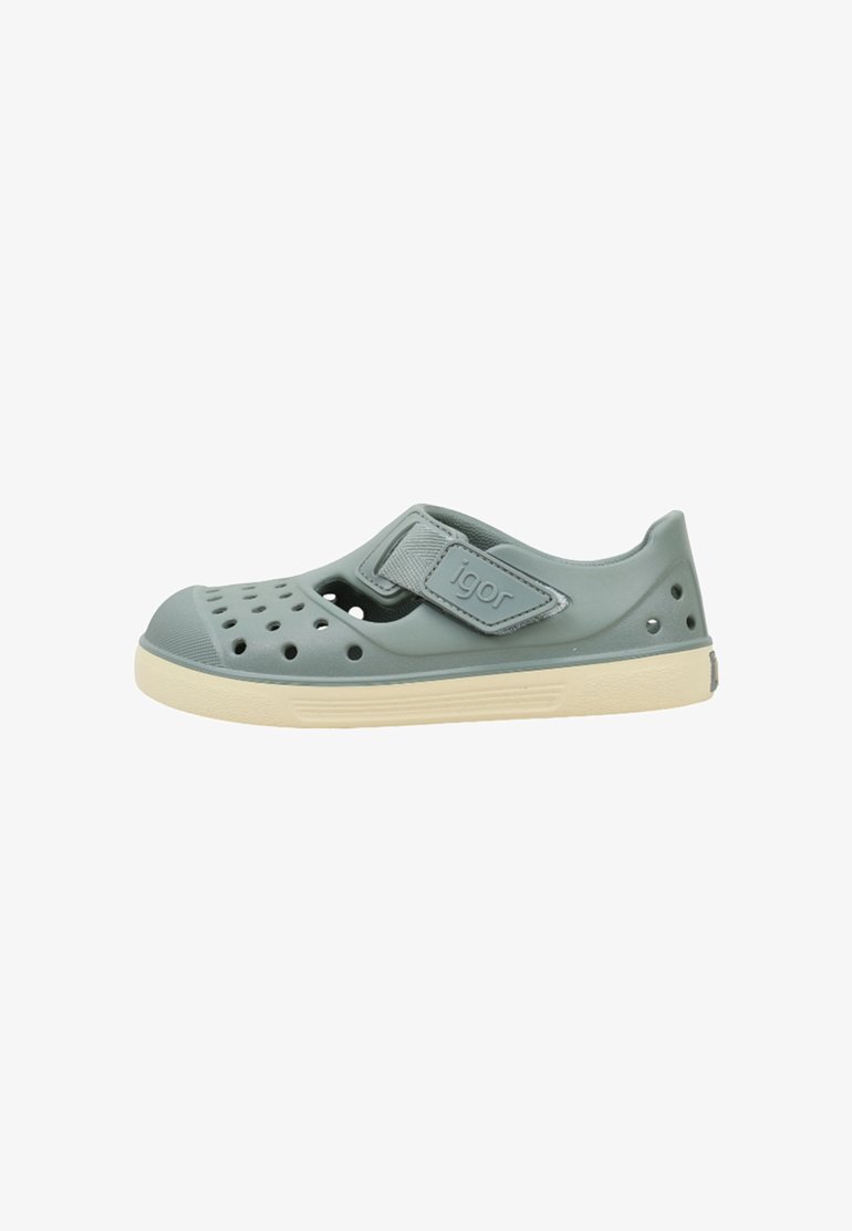 Sandale en caoutchouc bleu clair pour enfant avec perforations, bride Velcro réglable étiquetée « igor » et semelle beige.