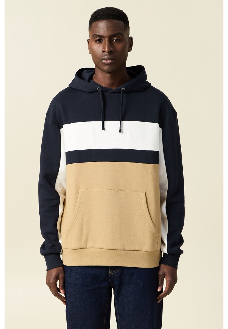 Felpa con cappuccio nei colori blu navy, bianco e beige, con blocchi di colore orizzontali, tasca frontale e cordino regolabile sul cappuccio.