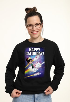 Sort sweatshirt med et farverigt grafik, der har teksten "GLAD CATURDAY!" og illustrationer af en karakter, der rider på en enhjørning i rummet.