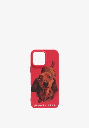 Funda de teléfono de goma roja con una ilustración de un dachshund; incluye el texto "Bimbay Lola" en blanco en la parte inferior.