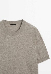 Harmaa neulepaita, jossa on pyöreä pääntie, lyhyet hihat ja teksturoitu, kevyt kangas. Yksinkertainen muotoilu ilman lisäkuvioita tai -korostuksia.