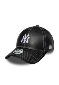 Zwarte leren pet met een gestructureerd ontwerp, voorzien van een witte geborduurde New York Yankees-logo en contrasterende witte stiksels.