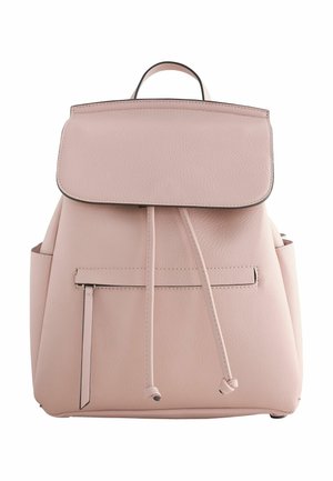 Roosa nahast seljakott klapi sulgemise, lipsusõlm detaili, esikülje tõmblukuga tasku ja küljetaskutega. Sile tekstuur kontrastsete äärtega.