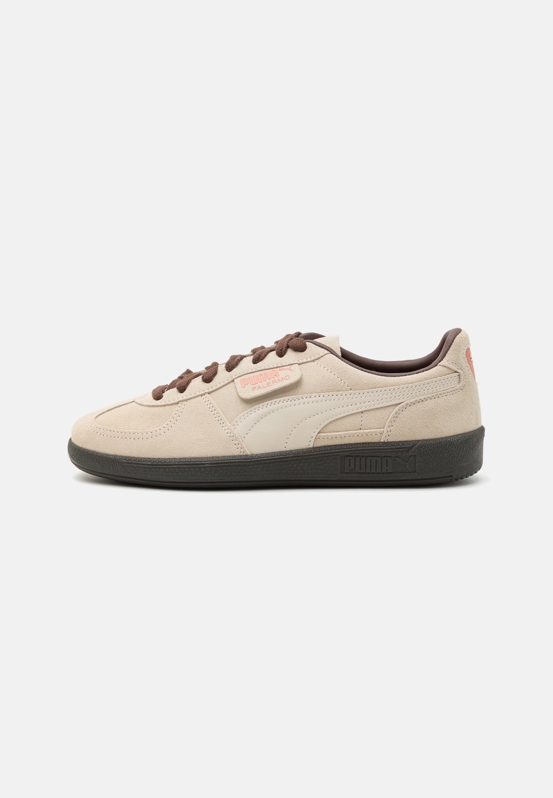 Baskets Puma Palermo en daim beige avec lacets marron, semelle noire et bande logo Puma beige sur le côté.
