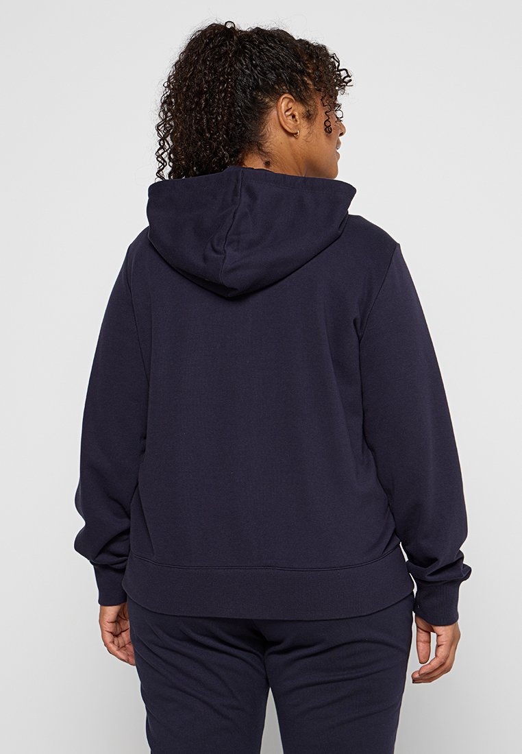 Felpa blu navy realizzata in morbido tessuto misto cotone, dotata di tasca a marsupio frontale e cappuccio con coulisse. Vestibilità comoda con polsini a coste.