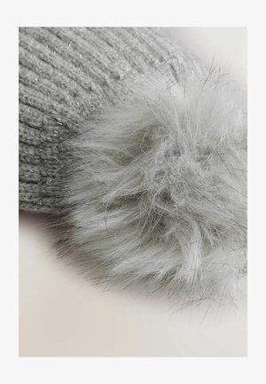 Pleteni siv klobuk z metalnimi nitmi in puhast srebrnim pom-pomom. Tekstura je mehka z vizualnim sijajem.