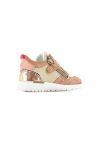 Glitzernde rosa und cremefarbene Sneaker mit strukturierten Oberflächen, reflektierenden Akzenten, seitlichem Reißverschluss und weißer Gummisohle.