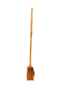 Borsa in pelle tan con una tracolla sottile e regolabile. Presenta un tirazip in metallo, dettagli cuciti e una forma rettangolare compatta.