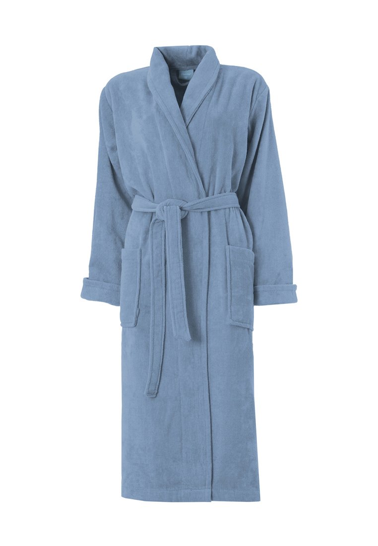 Peignoir bleu clair en tissu doux et texturé ; dispose d'un col châle, d'une ceinture et de deux poches plaquées ; design jusqu'aux genoux.