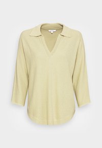 Pull-over en maille jaune clair avec un col en V et un col chemise. Manches trois-quarts et ourlet arrondi. Tissu texturé avec une finition douce.
