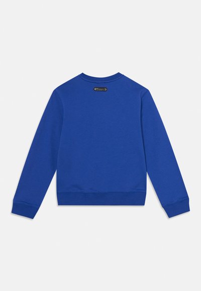 Sweat-shirt bleu à manches longues vu de dos avec des poignets et un ourlet côtelés, comportant une petite étiquette noire rectangulaire près de l'encolure.