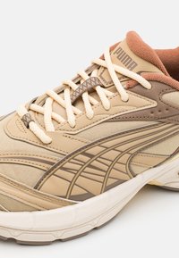 Puma VELOPHASIS EARTH UNISEX - Tossud - prairie tan/chamomile