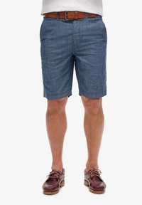 Niebieskie lniane szorty z teksturowanym splotem, z brązowym skórzanym paskiem. Szorty mają kieszenie boczne i luźny krój.