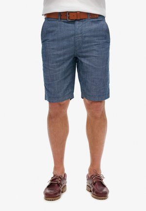 Pantalones cortos de lino azul con un tejido texturizado, que incluyen un cinturón de cuero marrón. Los pantalones cortos tienen bolsillos laterales y un ajuste relajado.