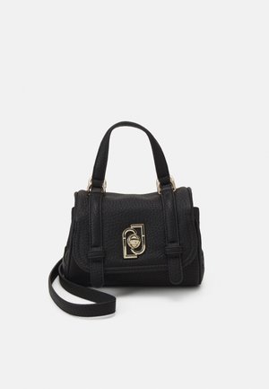 Bolso de mano de cuero negro texturizado con asas superiores, correa de hombro desmontable y cierre con logotipo de metal dorado en la solapa frontal.