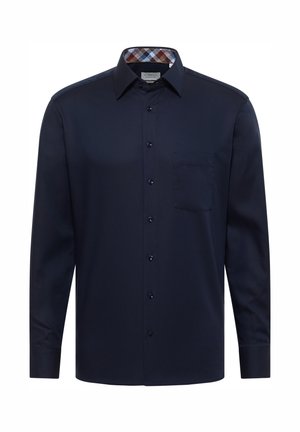 Middenblauwe langemouwshirt met een button-down kraag, een enkele borstzak en accentueerpatronen in de kraag. Soepele stof textuur.