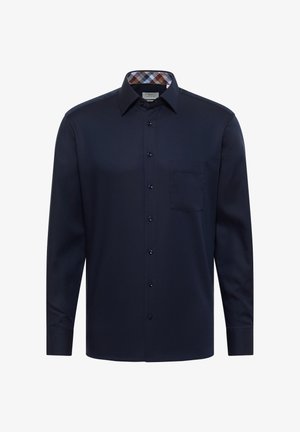 Marineblaue Langarmshirt mit Button-Down-Kragen, einer einzelnen Brusttasche und Karomuster-Akzenten am Kragen. Glatte Stofftextur.