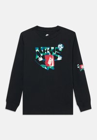 Crna majica s dugim rukavima koja sadrži šareni grafički dizajn s loptom za nogomet, tekstom i logotipom. Pamuk s rebrastim manžetama.