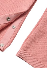 Rosa Pullover mit strukturiertem Strickmuster, ausgestattet mit Druckknopfverschlüssen am Kragen und Rippstrickkanten an den Ärmeln und dem Saum.