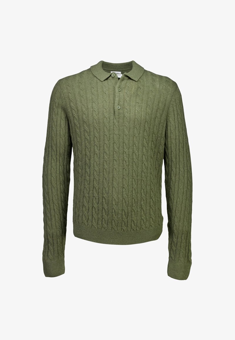 Groene kabelgebreide polo sweater met lange mouwen, drie knopen en geribde manchetten en onderkant, weergegeven op een witte achtergrond.