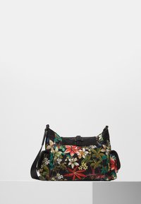 Czarna torba na ramię z kolorowym tropikalnym nadrukiem kwiatowym, bocznymi kieszeniami i regulowanym paskiem, umieszczona na białej platformie na jednolitym tle.