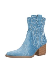 Botín de denim azul hasta el tobillo con punta afilada, costuras decorativas en blanco y un tacón corto apilado. Presenta patrones bordados y lengüetas.