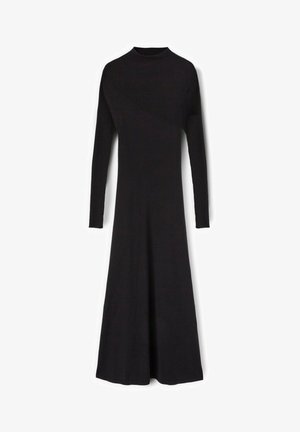 Zwarte lange mouw jurk met een hoge halslijn en geribbelde textuur, met een A-lijn silhouet dat zachtjes uitloopt vanaf de taille.